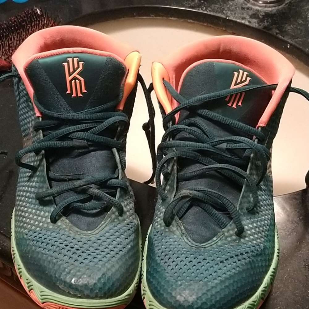Nike Kyrie 2s